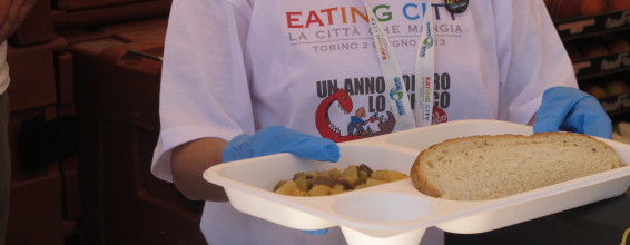 Eating-and-talking-in-the-square-Turin3